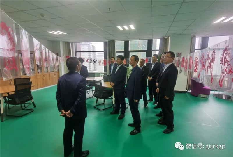 传承经典艺术 弘扬核心价值——开云手机定西担保举办员工剪纸展览活动