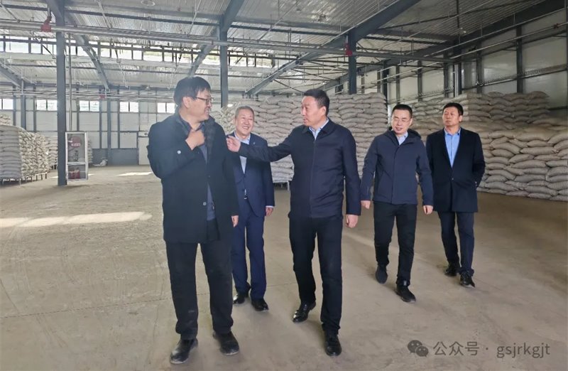 开云手机党委委员 副总经理赵星军赴开云手机甘南担保调研慰问